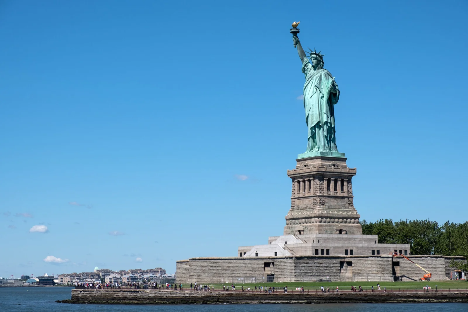 the-statue-of-liberty-at-new-york-city-2026-01-06-10-30-11-utc-2048x1365
